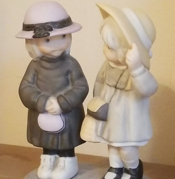 Pretty As A Picture Secrets Between Sisters Limited Edition Enesco Figure 538582 - Picture 2 of 12